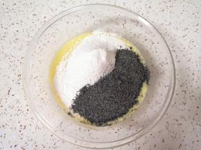 筛入低筋面粉，加入黑芝麻粉，用手动打蛋器呈“Z”字形来回搅动，切记不要转圈搅拌，以免起筋。 