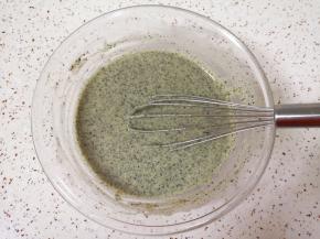 搅动至无干粉无颗粒，食材完全融合，放在一边备用。 