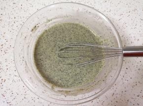 搅动至无干粉无颗粒，食材完全融合，放在一边备用。 
