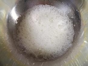 蛋清里面加入几滴白醋，用电动打蛋器打发至粗泡状。 