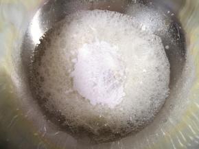 一次性加入糖粉。 