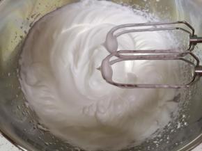 先低速后高速打发至蛋白出现明显的纹路，烤箱上下管145度预热。 