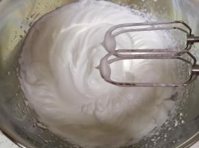 先低速后高速打发至蛋白出现明显的纹路，烤箱上下管145度预热。 