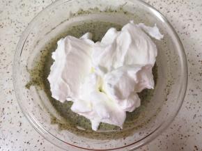 打发好的蛋白分成三份，取中间的三分之一加入到黑芝麻蛋黄糊里面，用硅胶刮刀采用切拌和翻拌的方法混合均匀。
