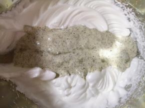 再将混合好的蛋黄糊倒回到剩下的三分之二蛋白里面，以同样的手法继续混合均匀。 