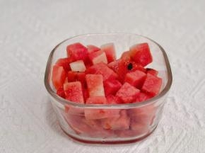 西瓜切小块。