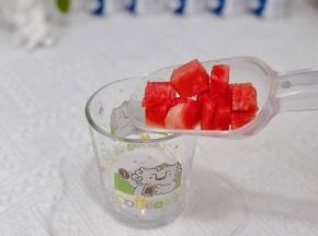 西瓜块倒入杯中。