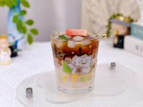 装饰一片绿叶，一串西瓜。