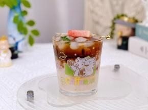 装饰一片绿叶，一串西瓜。