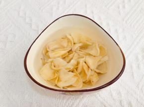 百合冲洗泡发。（用新鲜百合也可以）