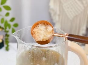 加入金燕耳。（我用的是免泡，如果用银耳记得提前泡发）