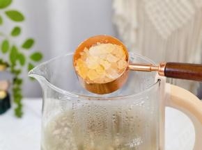 按个人口味加入冰糖。