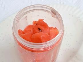 西瓜块放入果汁杯中。