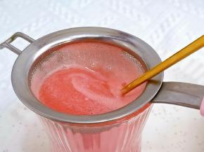 可以借助小勺反复碾压。