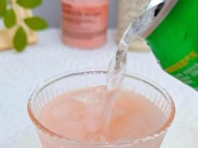 加入冰块，养乐多。