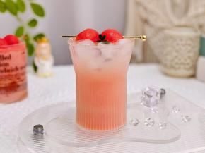 水果签串两个西瓜球做装饰。