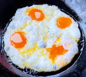 不粘锅加热倒入油，打入鸡蛋中火煎起来。