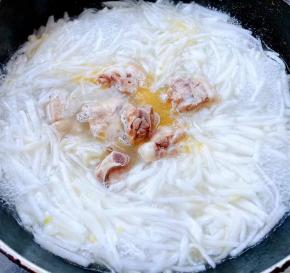 切记一定要添加适量白开水，同时放入排骨。