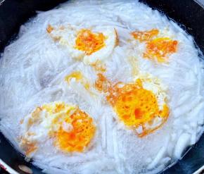 放入鸡蛋大火煮开。
