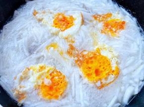 放入鸡蛋大火煮开。

