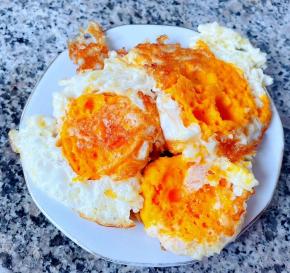 鸡蛋煎至两面金黄即可出锅。