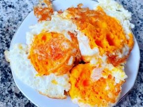 鸡蛋煎至两面金黄即可出锅。