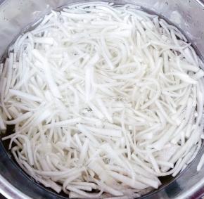 腌制好的白萝卜丝用清水多冲洗几遍。