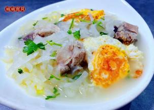 鲜美可口的排骨煎蛋白萝卜丝汤，装入容器中就大功告成了。