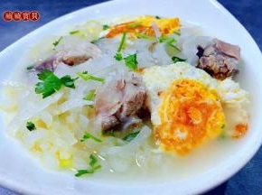 鲜美可口的排骨煎蛋白萝卜丝汤，装入容器中就大功告成了。