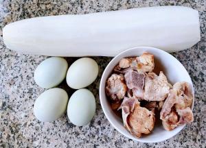 准备原材料鸡蛋、白萝卜去皮洗净，提前煮好的排骨。