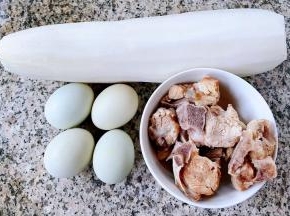 准备原材料鸡蛋、白萝卜去皮洗净，提前煮好的排骨。