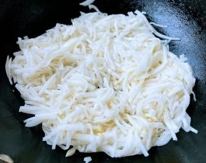 放入白萝卜丝炒出水份。