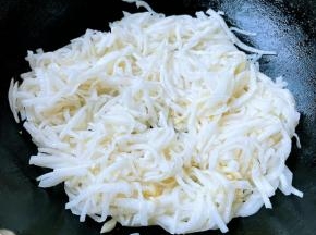 放入白萝卜丝炒出水份。