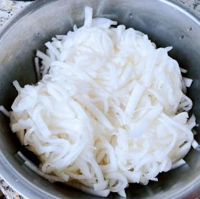 洗净的白萝卜丝攥干水份备用。