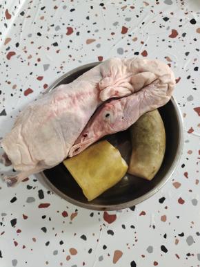 准备一只鸭，去掉鸭屁股！一个酸萝卜！（没有酸萝卜的也可以买现成的老鸭汤专用酸萝卜料包！）