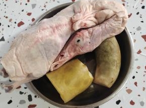 准备一只鸭，去掉鸭屁股！一个酸萝卜！（没有酸萝卜的也可以买现成的老鸭汤专用酸萝卜料包！）