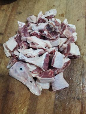 把鸭剁成小块备用！