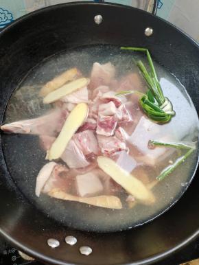 鸭肉冷水下锅，放入料酒，生姜，葱，水烧开后，再焯水5分钟！