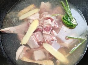 鸭肉冷水下锅，放入料酒，生姜，葱，水烧开后，再焯水5分钟！