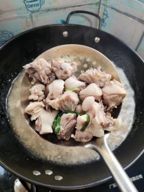 焯好水的鸭肉捞出，清洗干净，沥干水分备用！