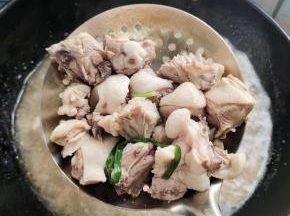 焯好水的鸭肉捞出，清洗干净，沥干水分备用！