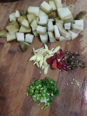 酸萝卜切成小块，生姜切成小丁，干辣椒切成段，葱切成葱花，再准备一小把花椒备用！