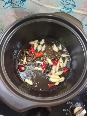 起锅烧油，放入生姜，花椒，干辣椒爆香！