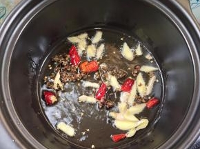 起锅烧油，放入生姜，花椒，干辣椒爆香！