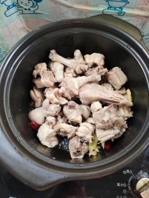 放入鸭肉煸炒至变色！