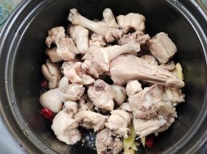放入鸭肉煸炒至变色！