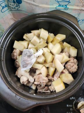 放入酸萝卜和卤料包！