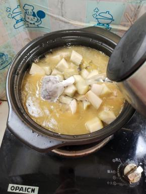 倒入适量的开水！