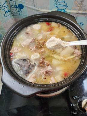 放入一勺胡椒粉去腥提鲜！