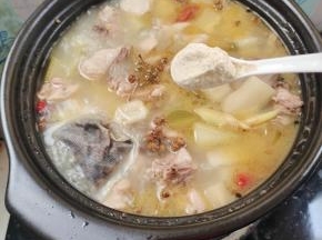 放入一勺胡椒粉去腥提鲜！